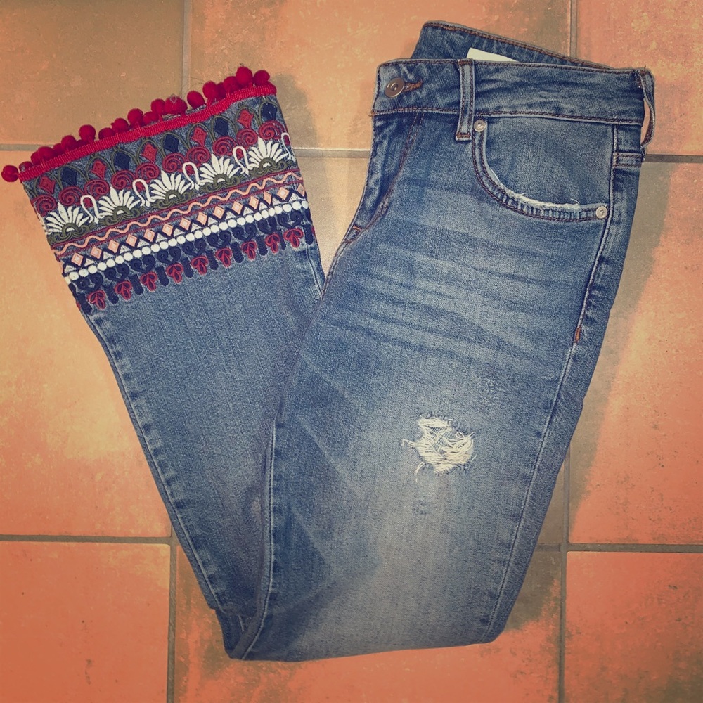 Cropped jeans with embroidery detail!